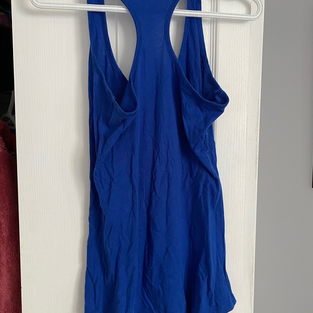 4 Tank tops - Picture 2 of 8